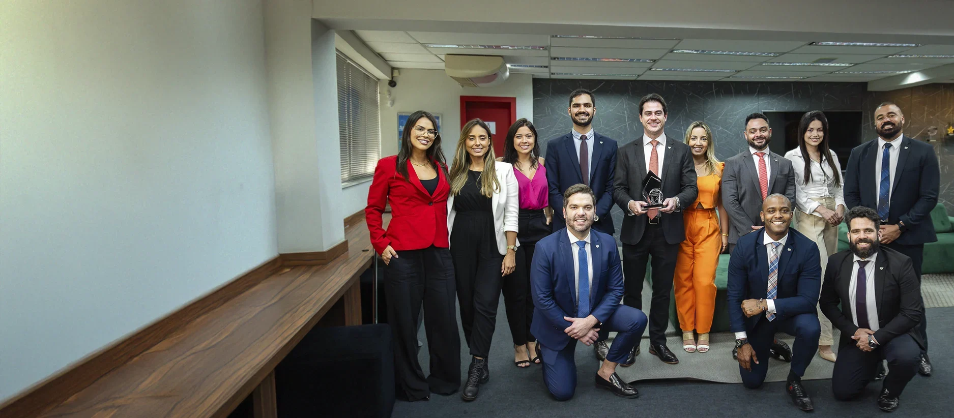 Equipe da Emive Franchising com o troféu de premiação