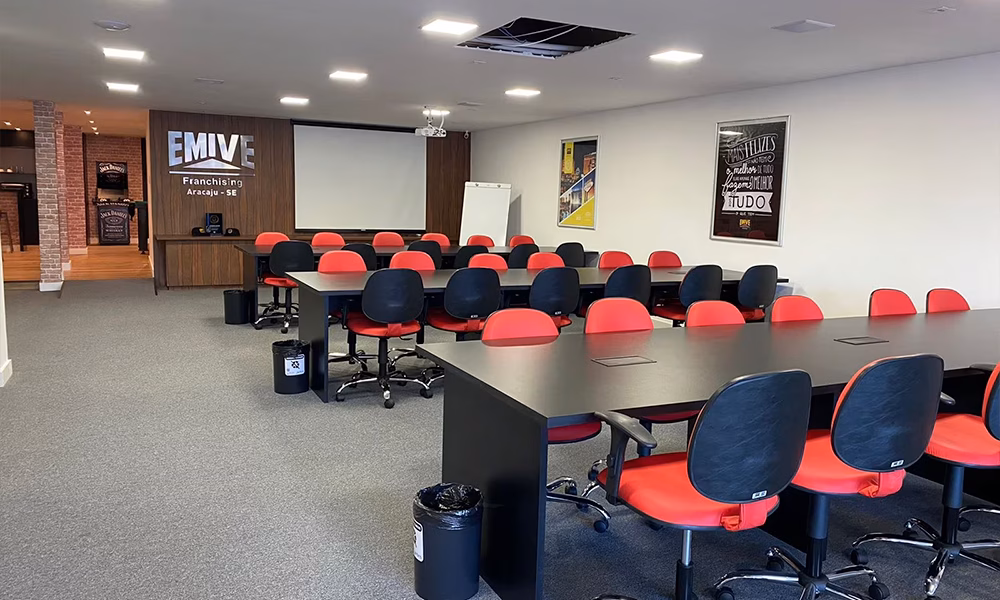 Sala de treinamento com cadeiras vermelhas