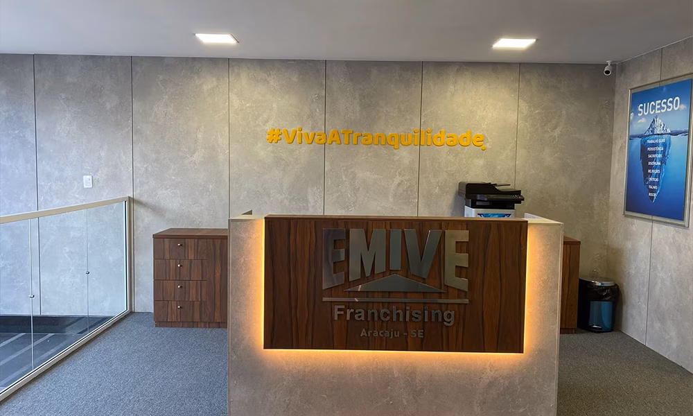 Recepção iluminada com a marca Emive Franchising