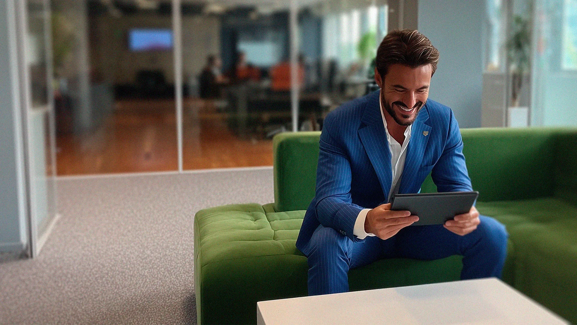 Franqueado sorrindo enquanto usa um tablet no coworking